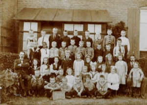 F553 Klassenfoto Chr. school Smidsstraat  (ca 1920) 2